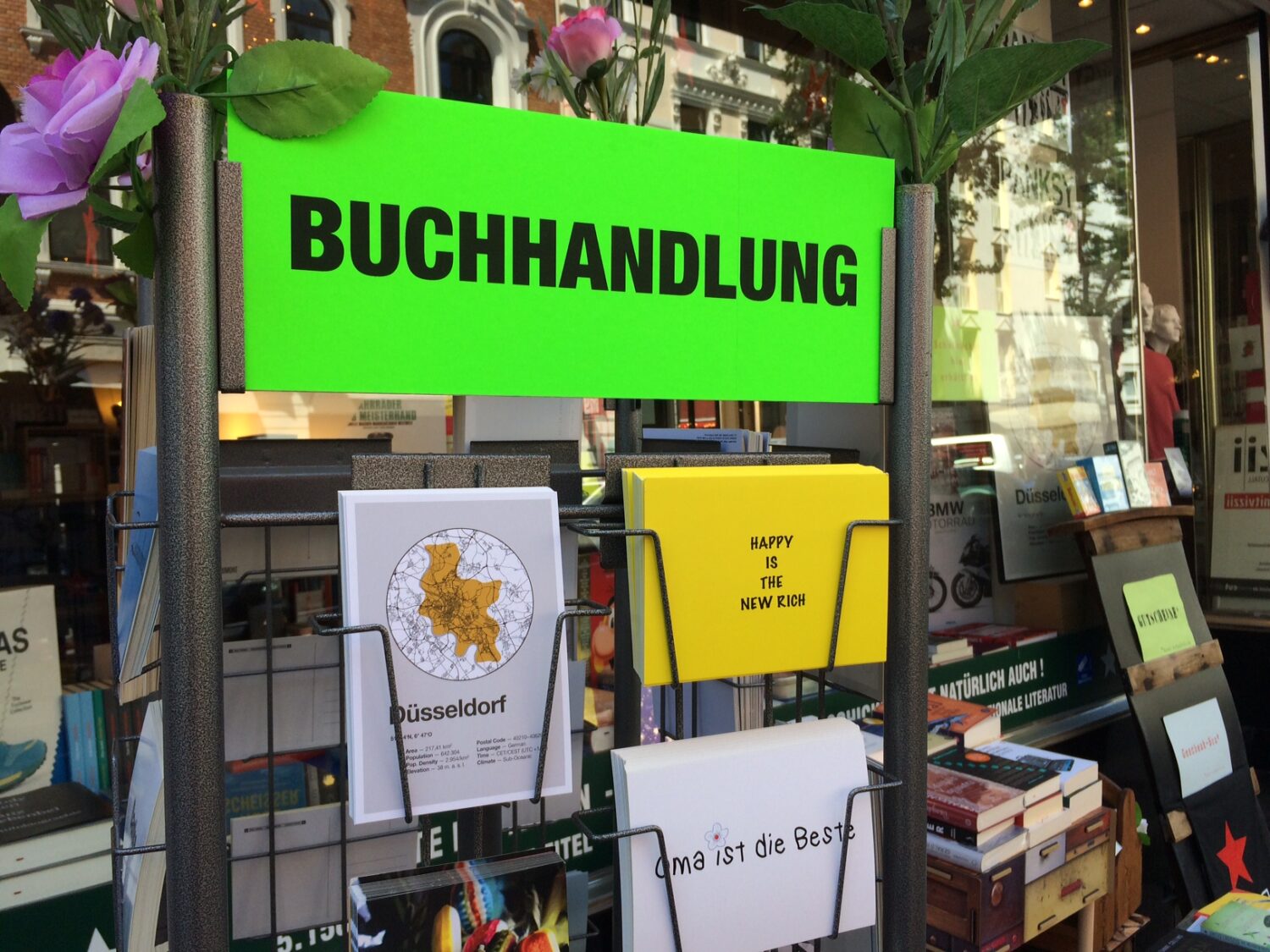 buchhandlung-kartenständer-new-rich-scaled ZukunftsMacherin Uta Vardar
