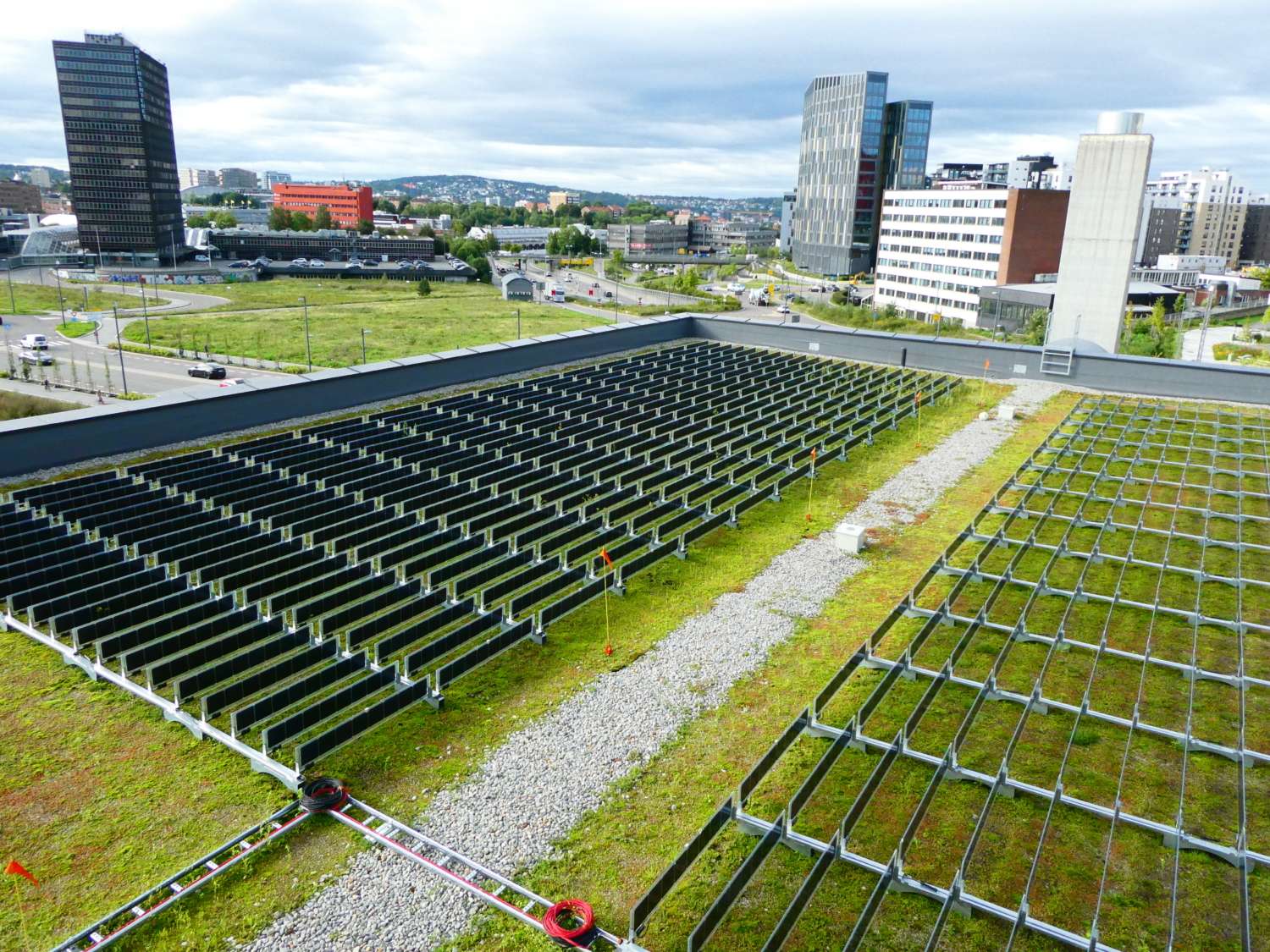 Green-roof-and-VPV-on-Loren-skole-scaled Sempergreen verwandelt graue Gebäude in grüne Oasen