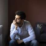 Wie Angst die Zuversicht und den Erfolg verhindert freepik_anxious-man-indoors-front-view_kl