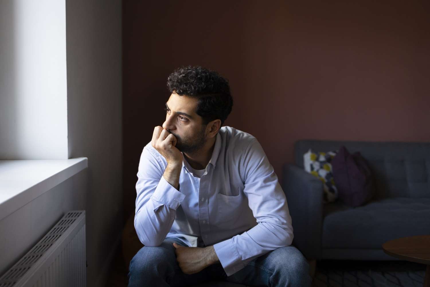 freepik_anxious-man-indoors-front-view_kl-scaled Aktuell